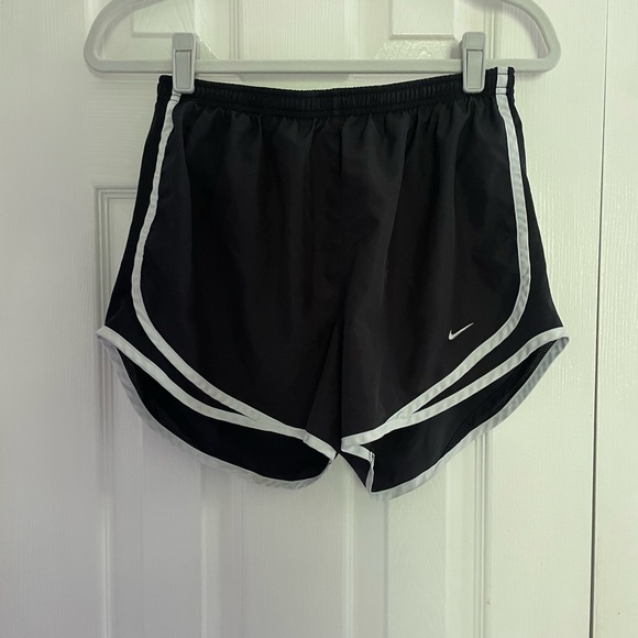 Nike women’s running shorts size medium - Picture 4 of 6